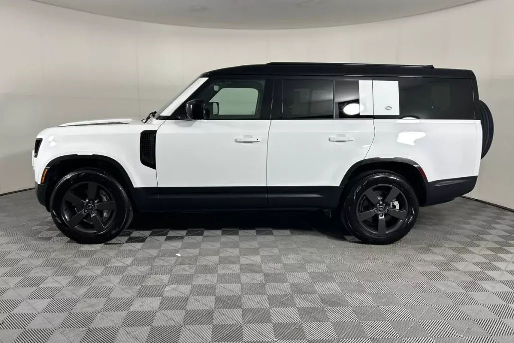 2023 Land Rover Defender S photo 1