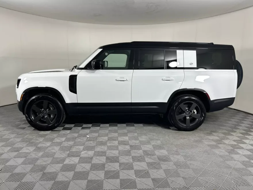 2023 Land Rover Defender S photo 1