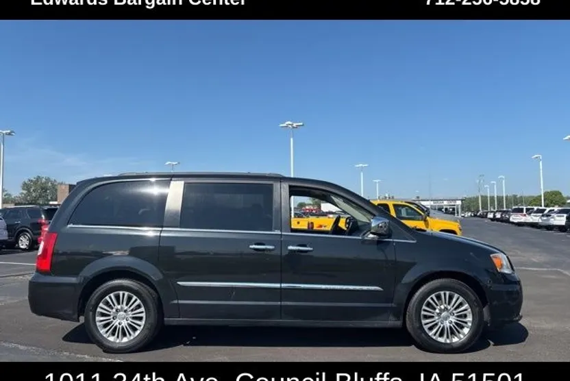 2013 Chrysler Town & Country photo 1