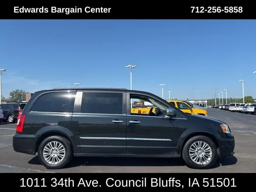 2013 Chrysler Town & Country photo 1