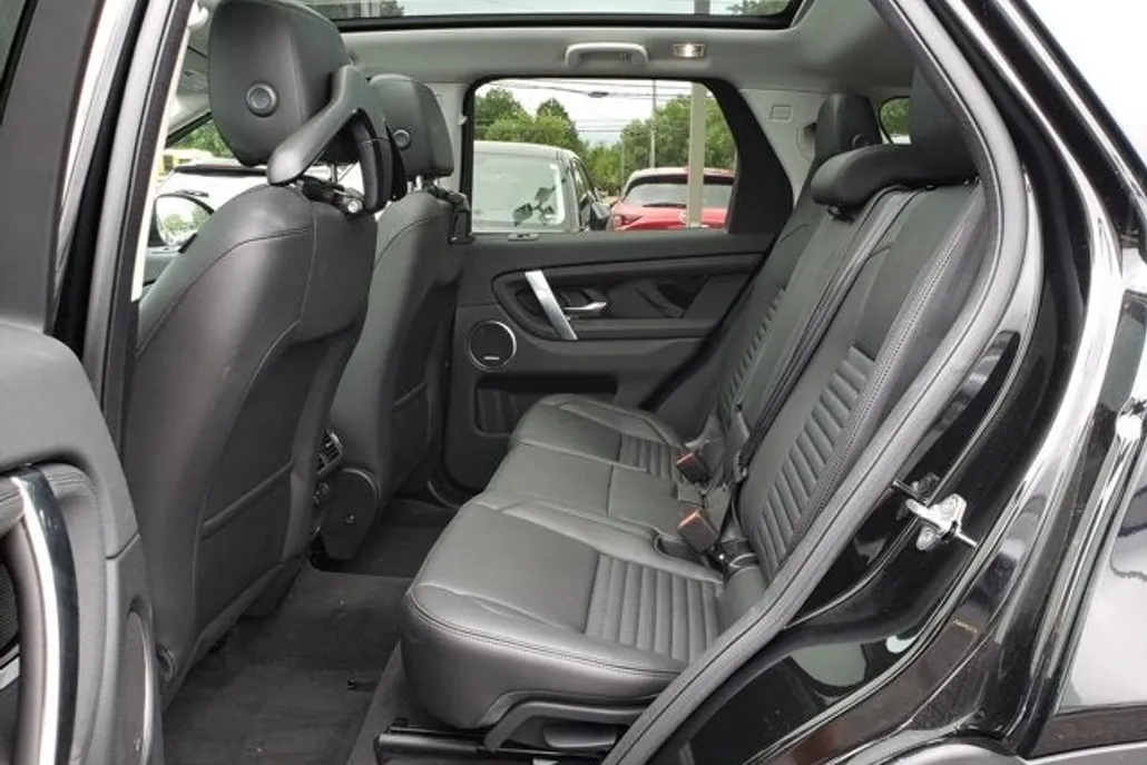 2023 Land Rover Discovery Sport SE photo 1