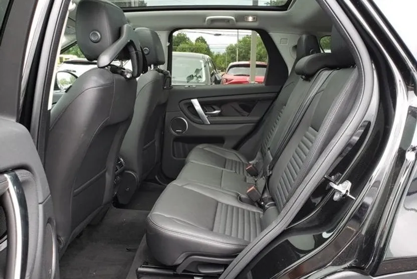 2023 Land Rover Discovery Sport SE photo 1