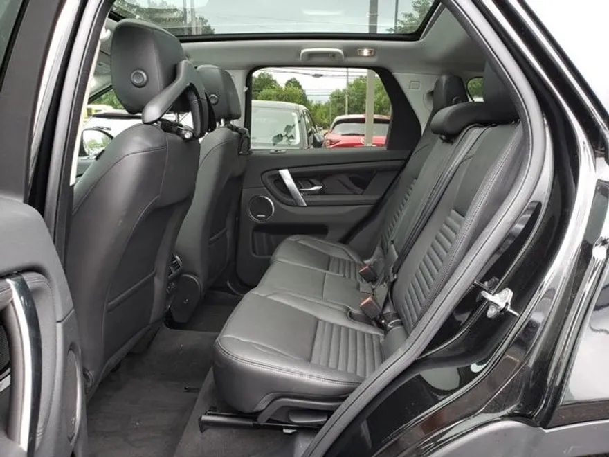 2023 Land Rover Discovery Sport SE photo 1
