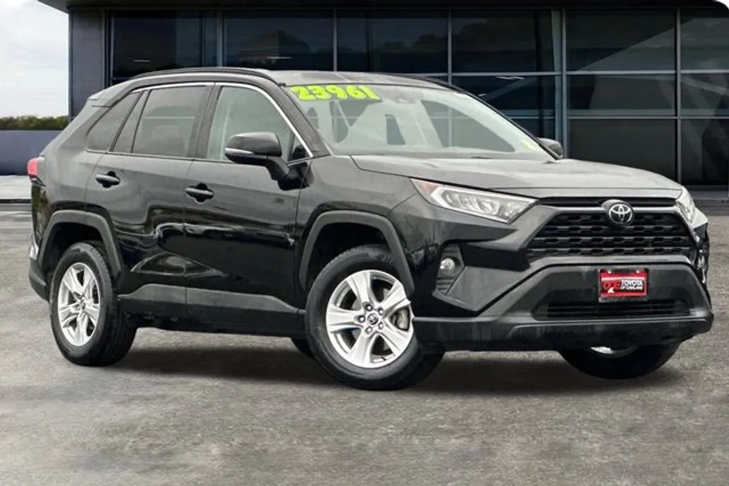 2021 Toyota RAV4 XLE photo 1