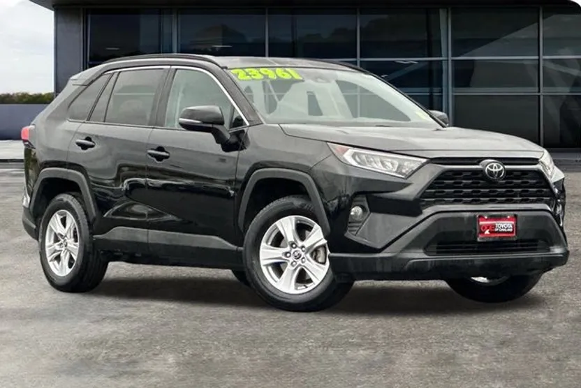 2021 Toyota RAV4 XLE photo 1