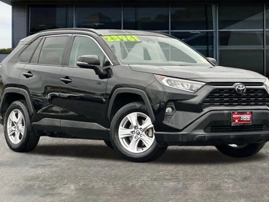 2021 Toyota RAV4 XLE photo 1