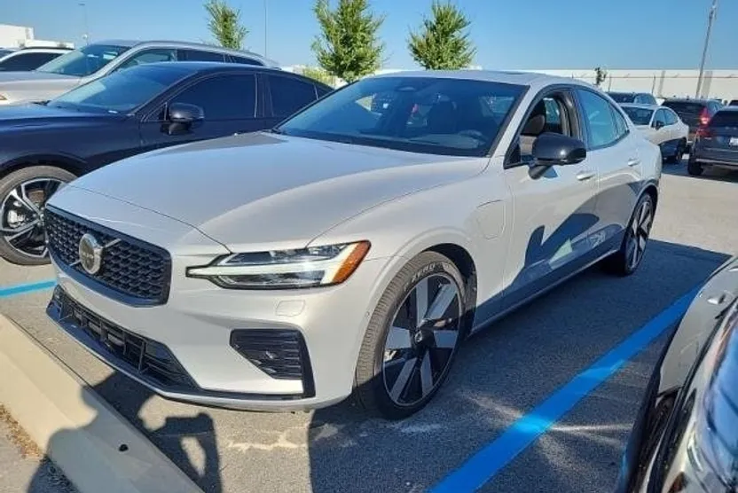 2025 Volvo S60 T8 photo 1