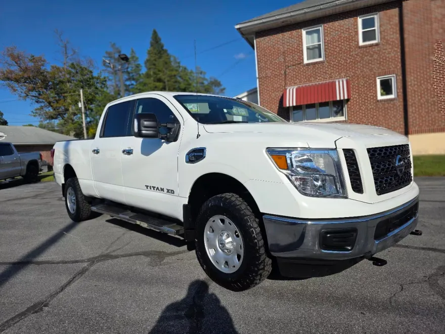2019 Nissan Titan S photo 1