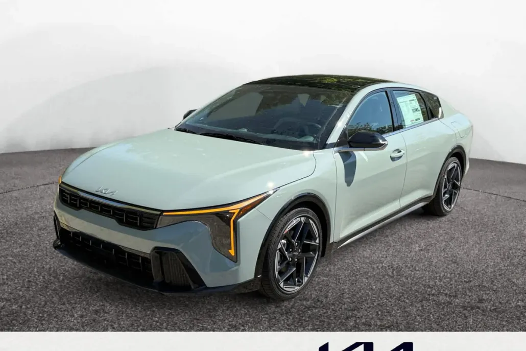 2025 Kia K4 GT-Line photo 1