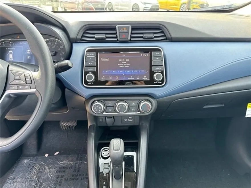 2025 Nissan Versa 1.6 SV photo 13