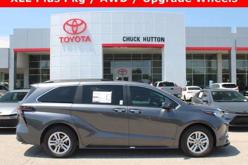 2025 Toyota Sienna XLE photo 1