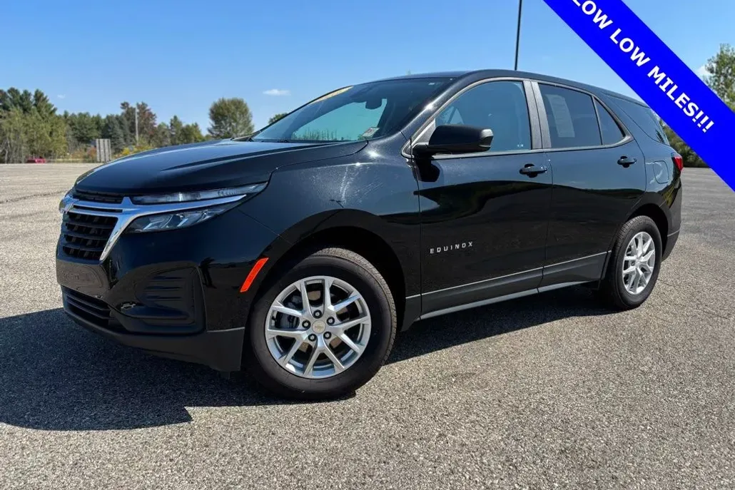 2023 Chevrolet Equinox LS photo 1