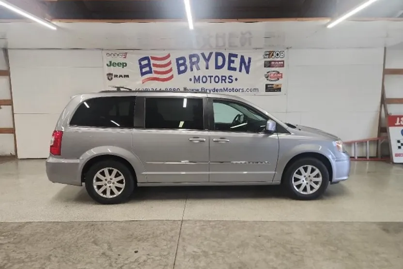 2014 Chrysler Town & Country Touring photo 1