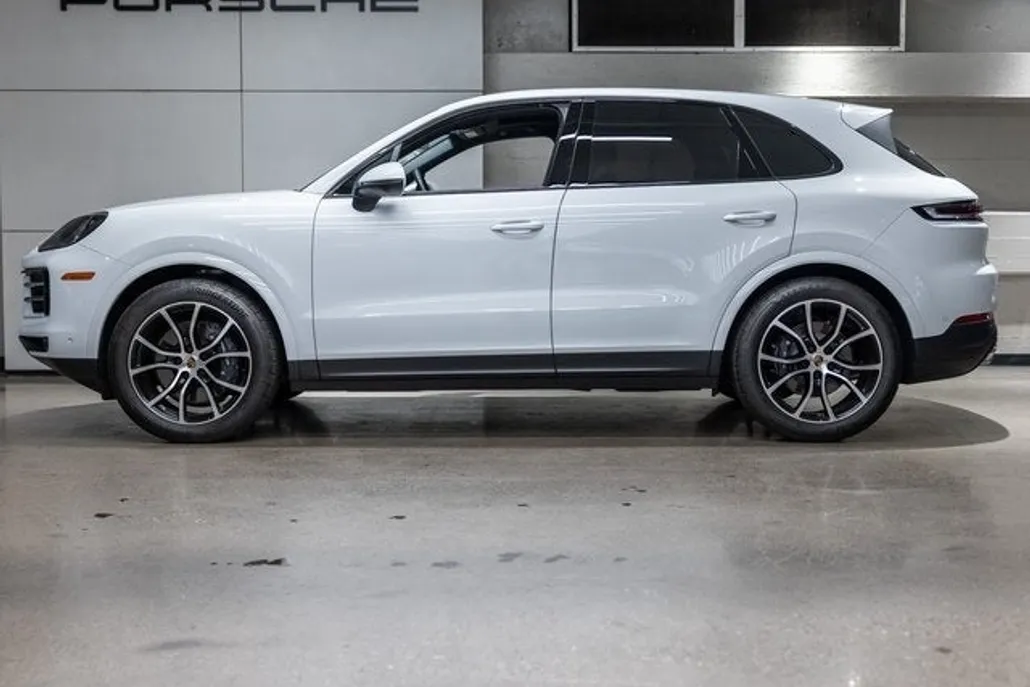 2025 Porsche Cayenne photo 1