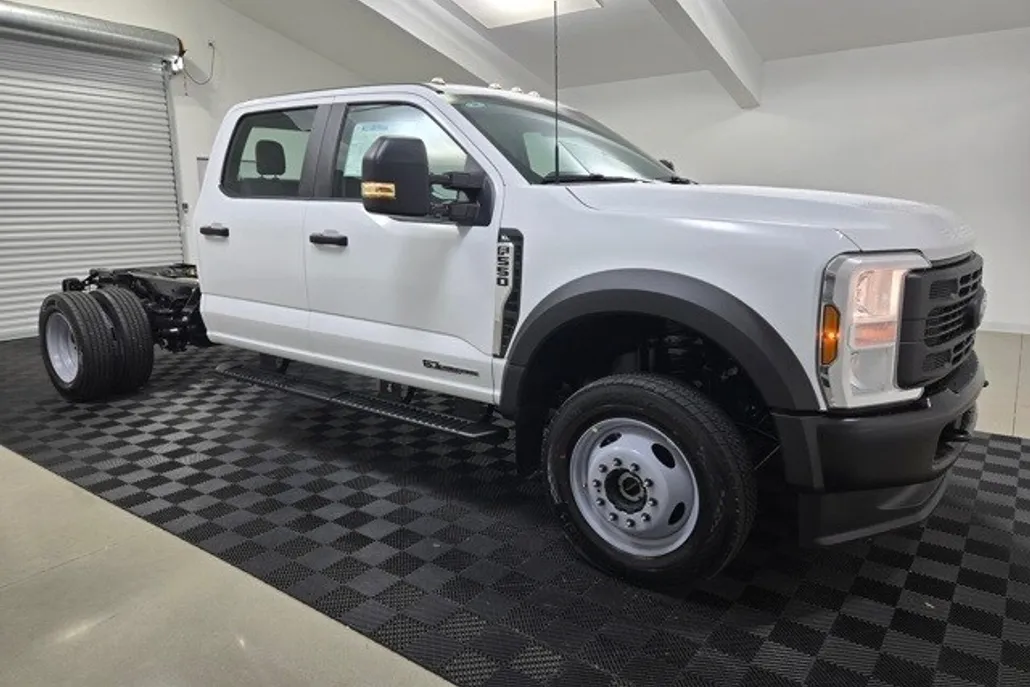 2025 Ford F-550 photo 1