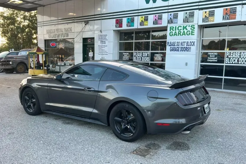 2017 Ford Mustang V6 photo 1