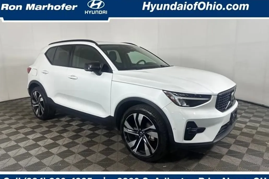2024 Volvo XC40 Plus photo 1