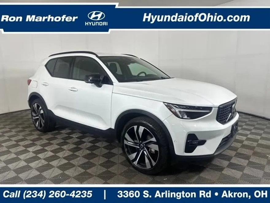 2024 Volvo XC40 Plus photo 1