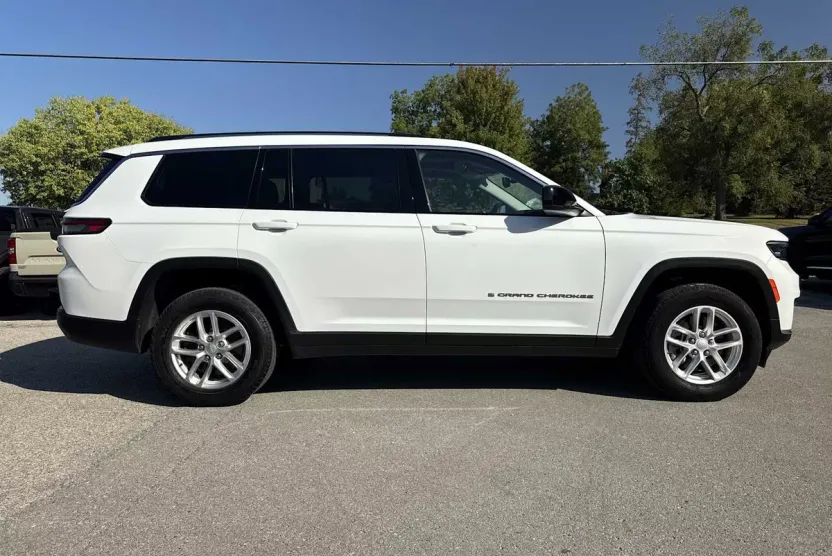 2022 Jeep Grand Cherokee Laredo photo 1
