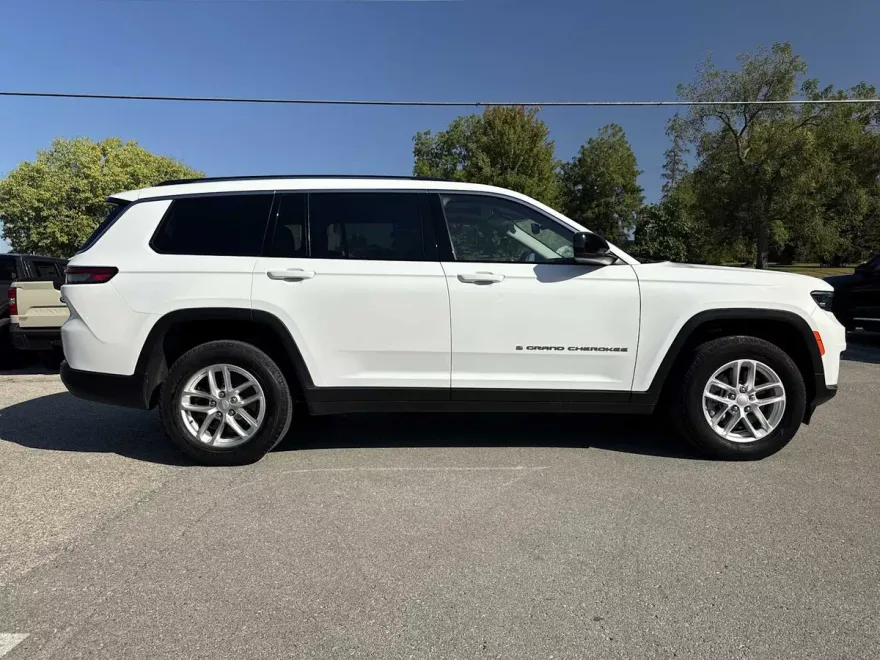 2022 Jeep Grand Cherokee Laredo photo 1