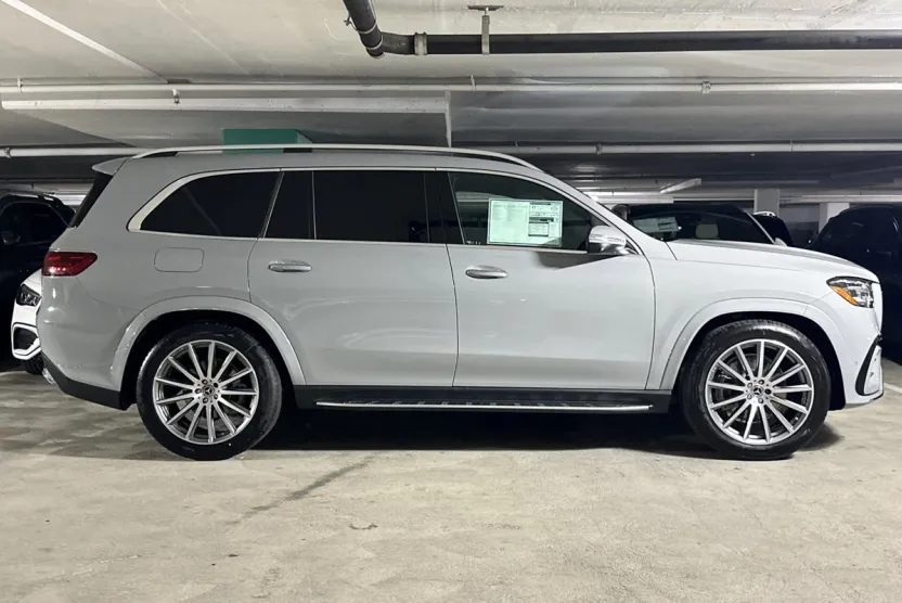2025 Mercedes Benz GLS 450 4MATIC photo 1