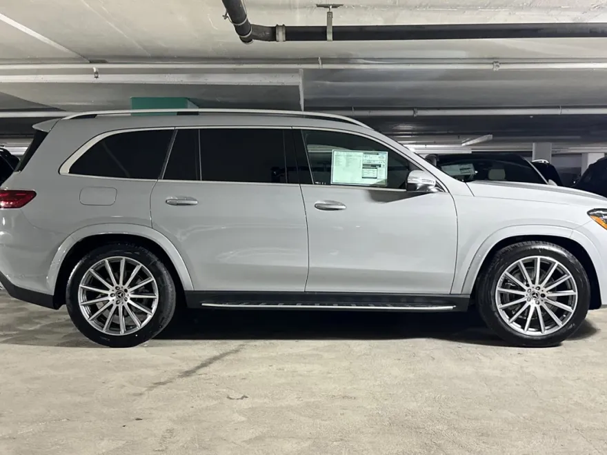 2025 Mercedes Benz GLS 450 4MATIC photo 1