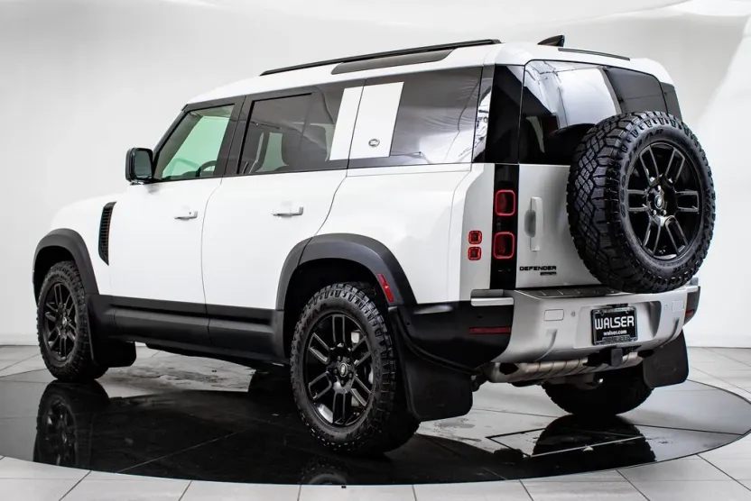 2020 Land Rover Defender 110 HSE photo 1