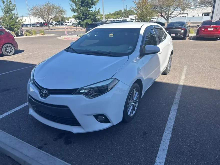 2015 Toyota Corolla LE photo 1