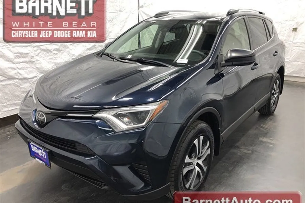 2018 Toyota RAV4 LE photo 1