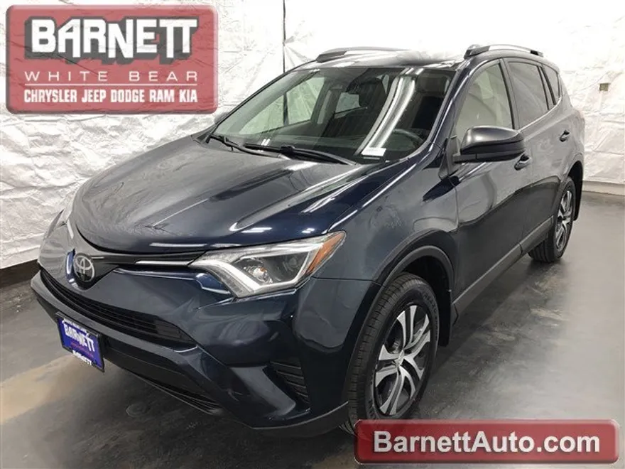 2018 Toyota RAV4 LE photo 1
