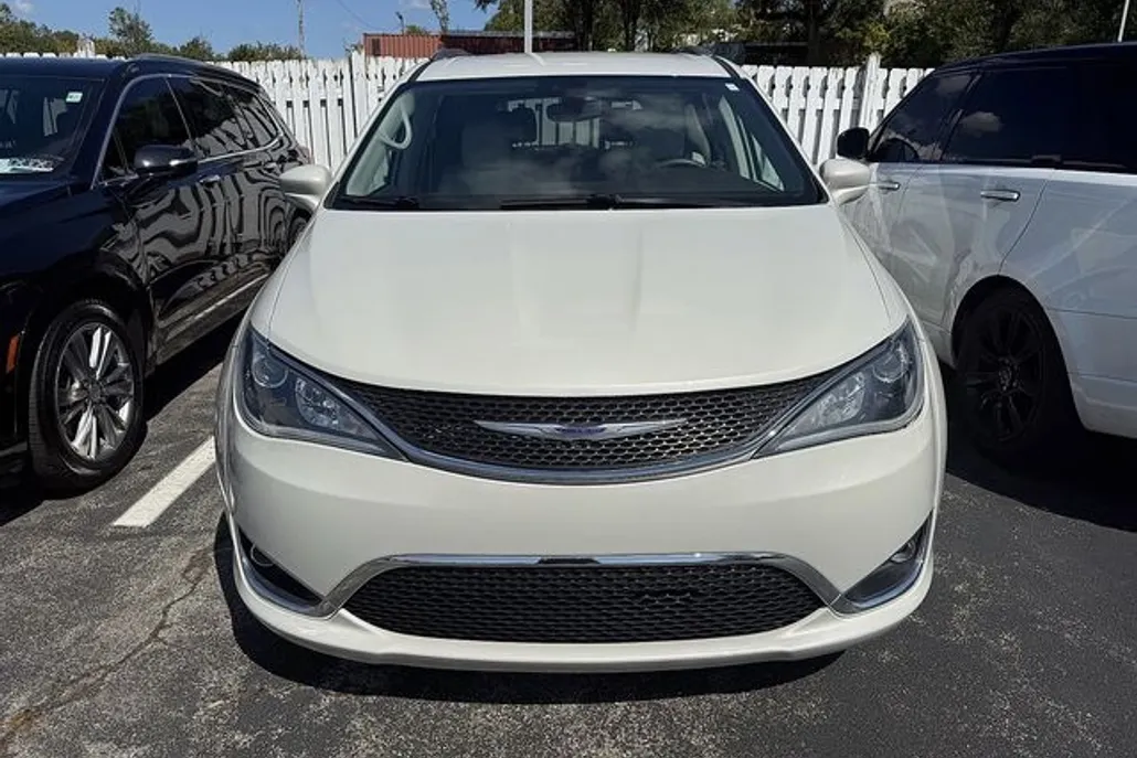 2020 Chrysler Pacifica Touring Plus photo 1
