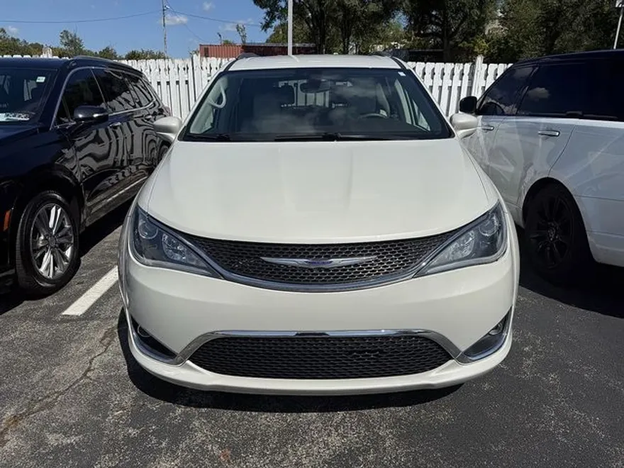 2020 Chrysler Pacifica Touring Plus photo 1