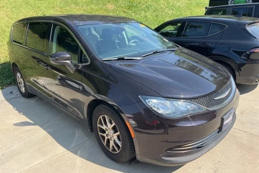 2017 Chrysler Pacifica Touring photo 1