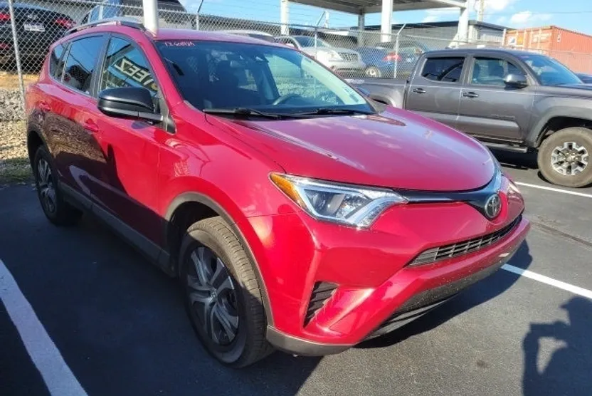 2018 Toyota RAV4 LE photo 1