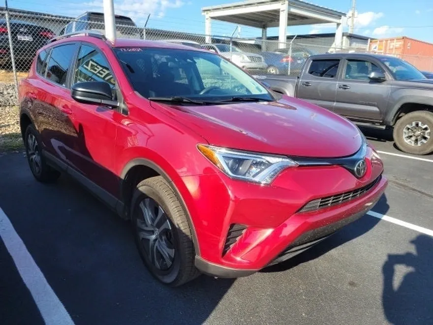 2018 Toyota RAV4 LE photo 1