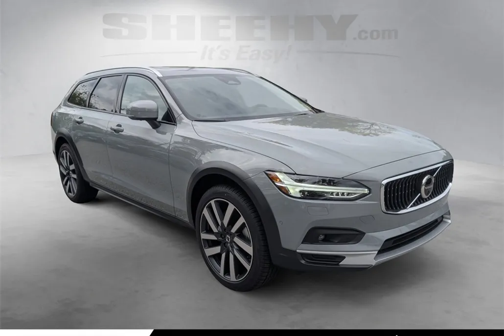 2025 Volvo V90 Cross Country B6 AWD photo 1