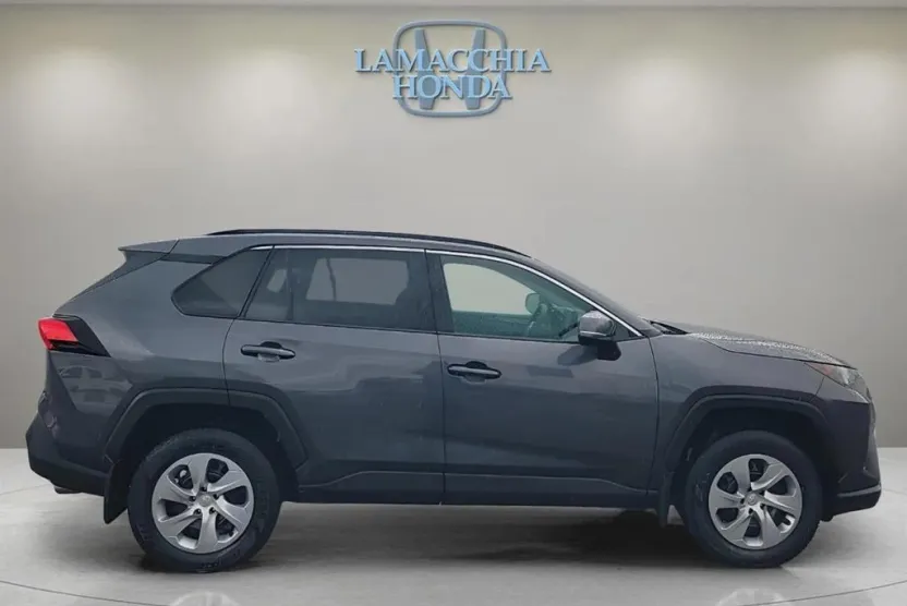 2020 Toyota RAV4 LE photo 1