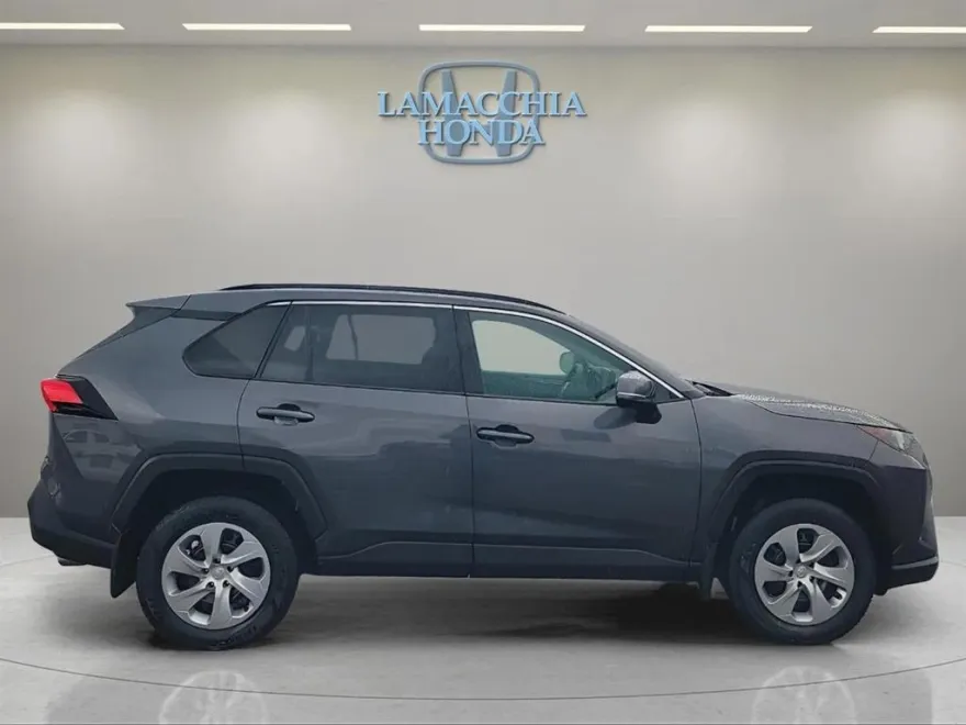2020 Toyota RAV4 LE photo 1