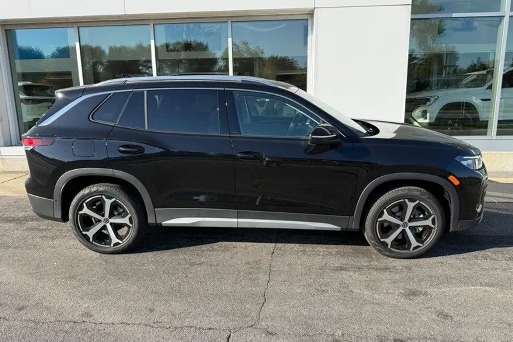 2025 Volkswagen Tiguan SE photo 1