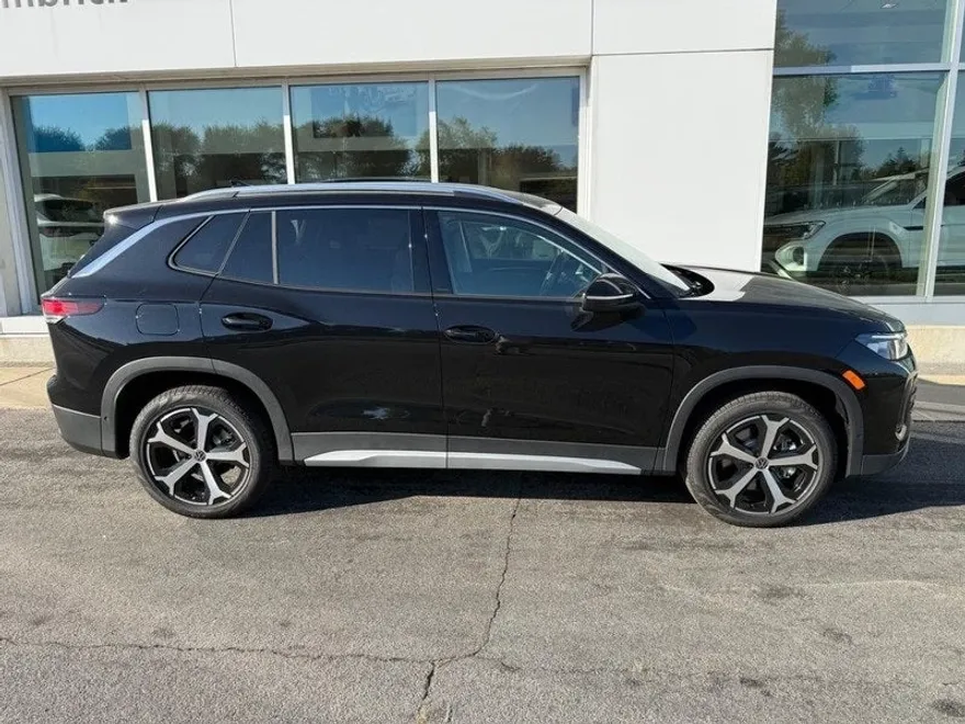 2025 Volkswagen Tiguan SE photo 1