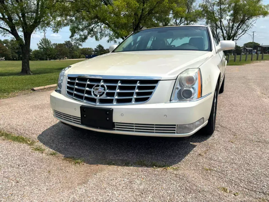 2009 Cadillac DTS photo 1