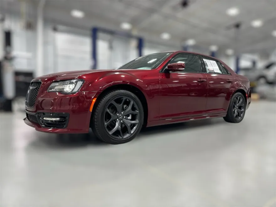 2023 Chrysler 300 photo 1