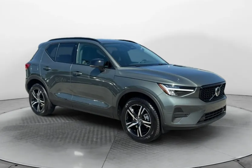 2026 Volvo XC40 Core photo 1