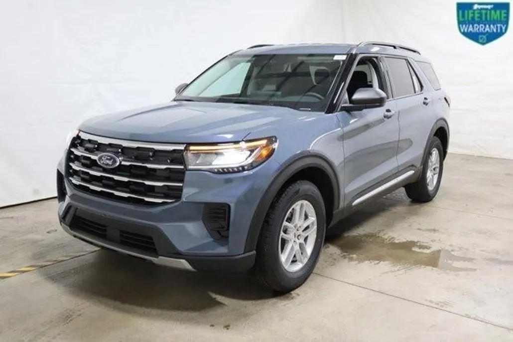 2025 Ford Explorer photo 1