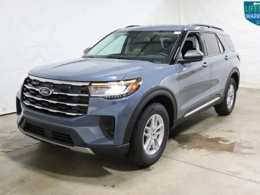 2025 Ford Explorer photo 1