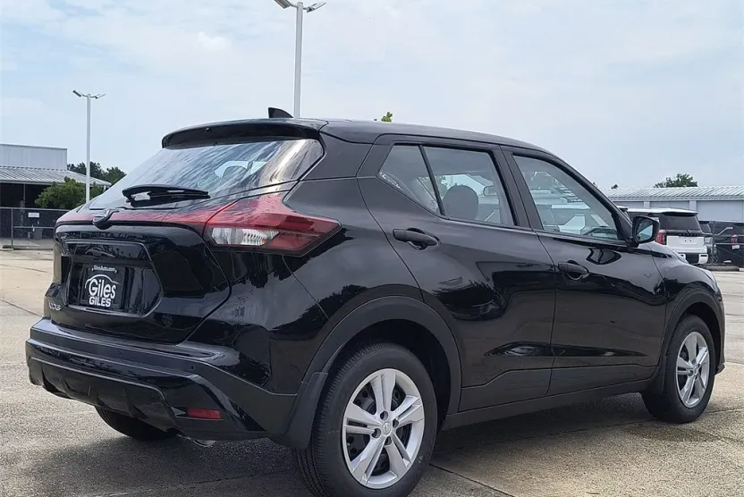 2025 Nissan Kicks Play S photo 1
