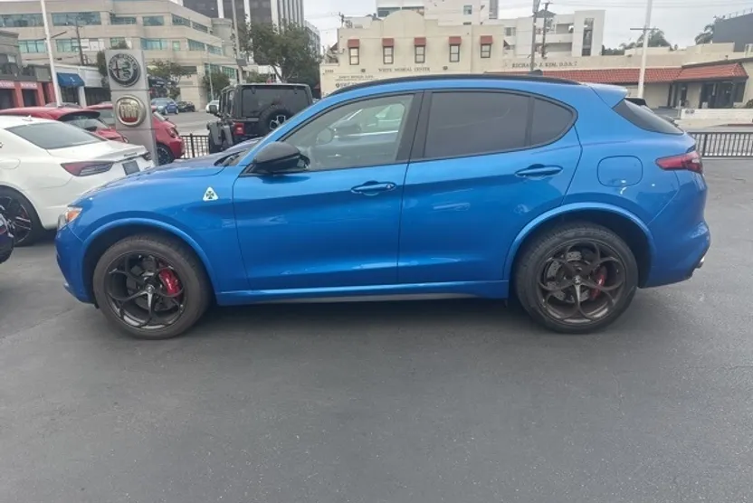 2022 Alfa Romeo Stelvio Quadrifoglio photo 1