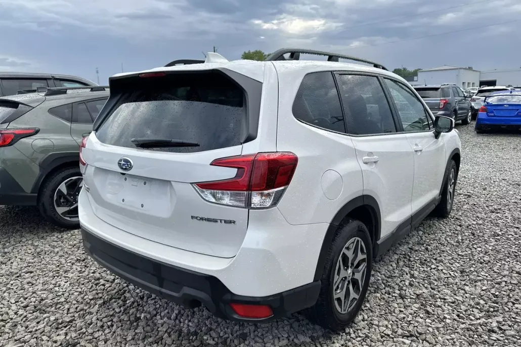 2022 Subaru Forester Premium photo 1