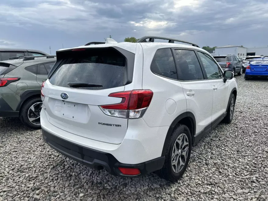 2022 Subaru Forester Premium photo 1