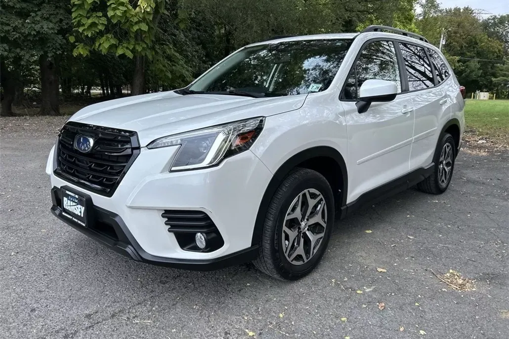 2023 Subaru Forester Premium photo 1